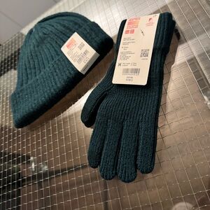Uniqlo Deep Teal Heattech Knitted Beanie & Gloves Set
